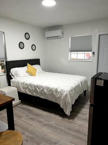 迈阿密Nice and Cozy guest house的一间卧室配有一张黄色枕头的床
