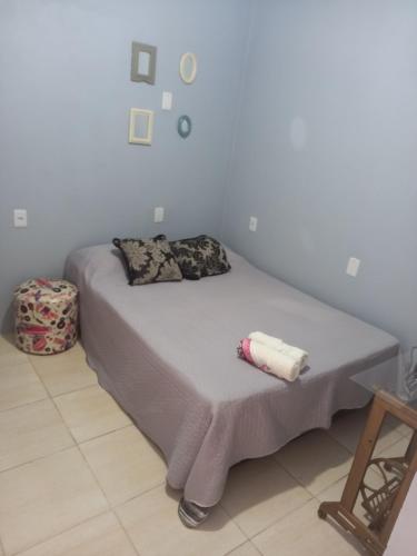 圣加布里埃尔Pousada Estrela Azul的白色客房的一张床位。