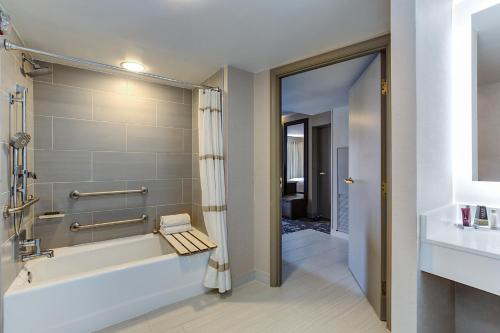 欧文Marriott Dallas Las Colinas的带浴缸和盥洗盆的浴室
