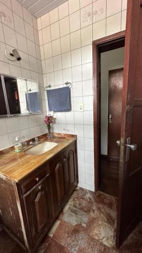 欧鲁普雷图Hostel do Mirante的一间带水槽和镜子的浴室