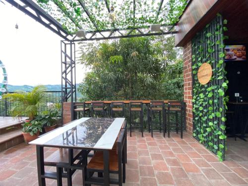 科潘玛雅遗址Hotel, Restaurante y Bar Sofmel的一个带桌椅和砖墙的庭院