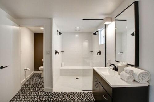 棕榈泉V Palm Springs的带淋浴和盥洗盆的白色浴室