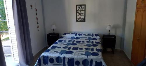 科隆Moreno 40的一间卧室配有一张带蓝色和白色棉被的床
