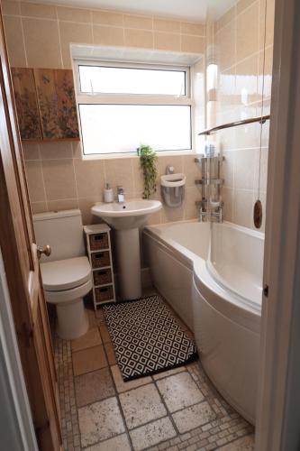 谢珀顿Perfect 2 Bedroom Flat Heathrow, Free Parking的带浴缸、卫生间和盥洗盆的浴室