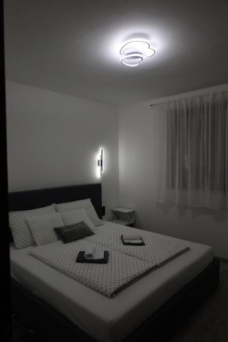 武科瓦尔Hacijenda的一间卧室配有一张大床,光线充足