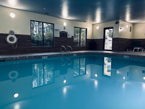 斯科茨Hotel Scottsdale的在酒店房间的一个大型游泳池