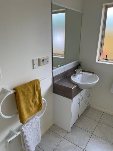 帕拉帕拉乌穆Spacious Home的白色的浴室设有水槽和镜子