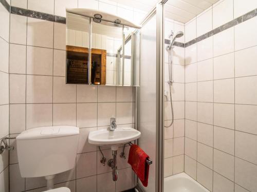 东蒂罗尔地区马特赖Resinger的浴室配有卫生间、盥洗盆和淋浴。