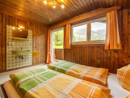 东蒂罗尔地区马特赖Resinger的一间卧室设有两张床和淋浴。