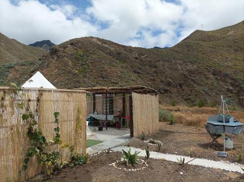 圣克鲁斯-德特内里费Tepe playa Picasso的一座带围栏和山脉的房屋