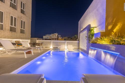 卡塔赫纳Hotel Casa del Gobernador的屋顶游泳池
