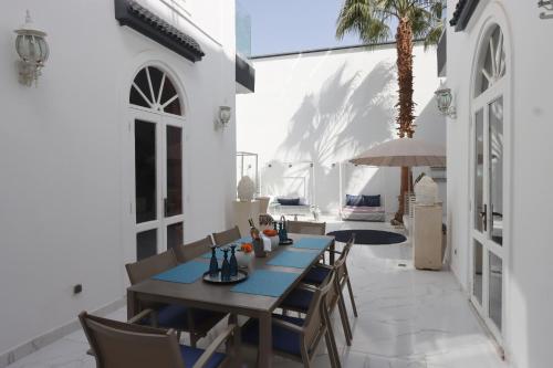 马拉喀什Riad VIP Bed & Breakfast的一间配备有蓝色桌子和椅子的用餐室