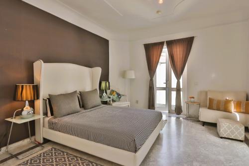 马拉喀什Riad VIP Bed & Breakfast的一间卧室配有一张大床和一张沙发