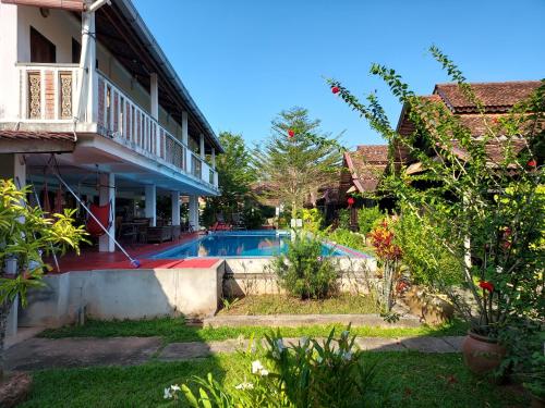 珍南海滩tanabendang banglos的享有房屋和游泳池的景致。
