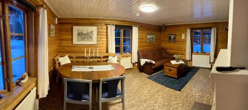 维默比Runeholm的客厅配有桌子和沙发