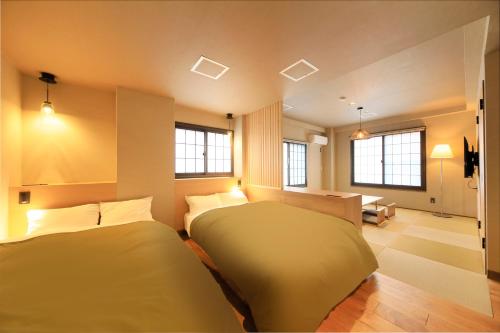 津和野町Yutorelo Tsuwano的一间带两张床和一张沙发的卧室