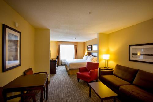 Stellarton斯特拉顿 - 新格拉斯哥智选假日酒店 的酒店客房,配有床和沙发