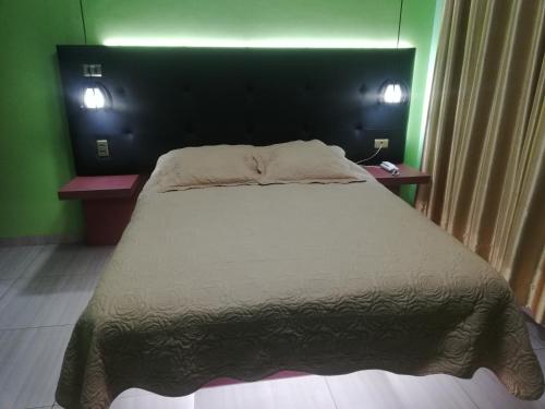 科恰班巴Hostal sublime的一间卧室配有一张带2个床头柜的大床