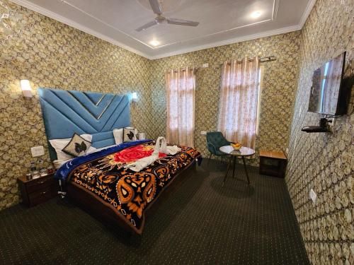 斯利那加Hotel Nouvella Residency的一间卧室配有一张床和一把椅子