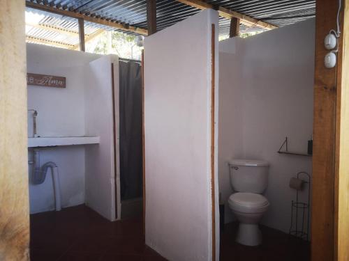 圣佩德罗拉拉古纳Linda vista的白色墙壁上带卫生间的浴室