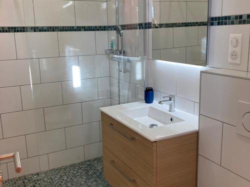 索宗Appartement Sauzon, 2 pièces, 4 personnes - FR-1-418-235的白色的浴室设有水槽和淋浴。