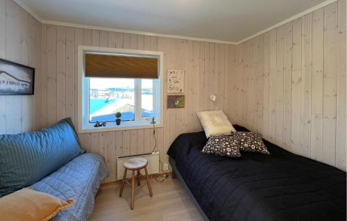 斯朱森Amazing Apartment In Sjusjen With Kitchen的一间卧室配有一张床、一张沙发和一个窗口