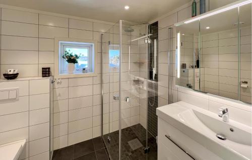 斯朱森Amazing Apartment In Sjusjen With Kitchen的一间带玻璃淋浴和水槽的浴室