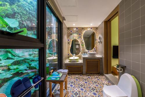 深圳深圳华侨城甘坑古镇小凉帽之家酒店的一间带两个盥洗盆的浴室和一个大窗户
