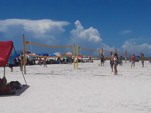 圣徒皮特海滩cozy 1drm beach place Treasure Island的一群人在沙滩上打排球