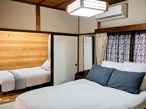 出云市MIU HOUSE - Vacation STAY 30561v的一间卧室设有两张床和大窗户