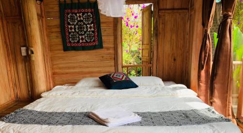 Pu LuongCuisine Garden的带窗户的客房内设有两张单人床。