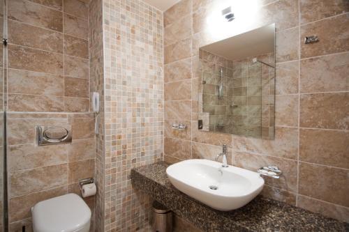 普里莫尔斯科Jeravi Club Hotel - All Inclusive的一间带水槽、卫生间和镜子的浴室