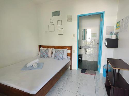 圣维森特Hashtag Tourist Inn的一间带大床的卧室和一间浴室