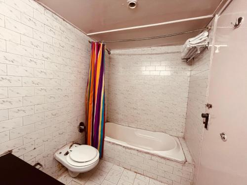 马拉里Sagar Heritage Resort, Manali的浴室配有卫生间、浴缸和水槽。