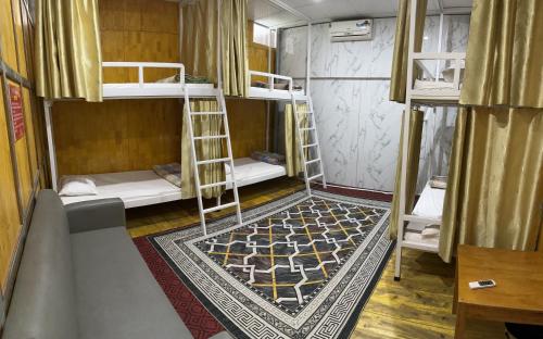 河江Kiki's House and motorbike for rent的一间设有两张双层床和地毯的房间