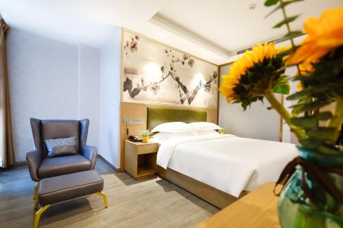 广州广州汇和酒店(汇龙信息产业科技园店)的配有一张床和一把椅子的酒店客房
