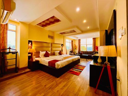 哈里瓦The Rio Lodge, Haridwar的一间卧室设有一张床和一间客厅。