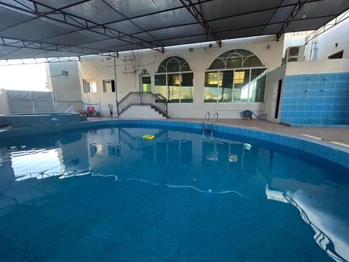 尼兹瓦萨弗里酒店的大楼里的一个大型蓝色游泳池