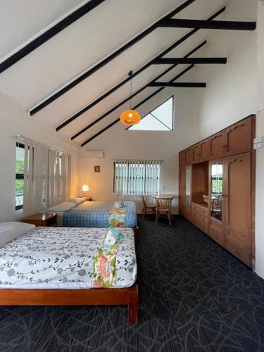 苏瓦Island Accommodation Suva Premier Hospitality的一间卧室配有两张床和一张书桌