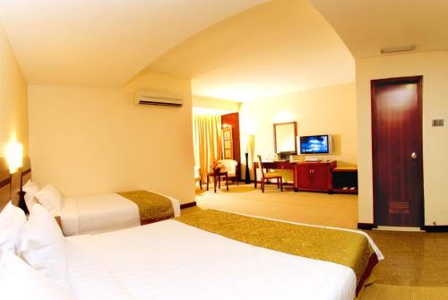 哥打京那巴鲁Celyn Hotel City Mall的酒店客房带两张床和一个客厅