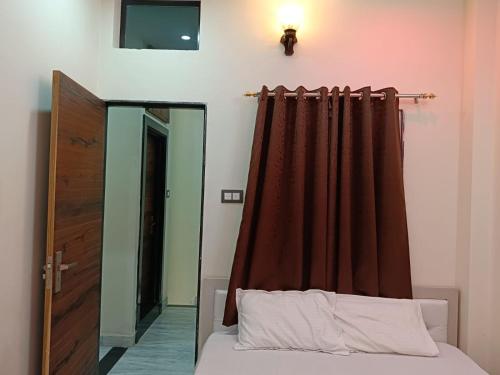 Hotel Raj 2 KM from Janana Hospital and 1 KM from MDS University客房内的一张或多张床位