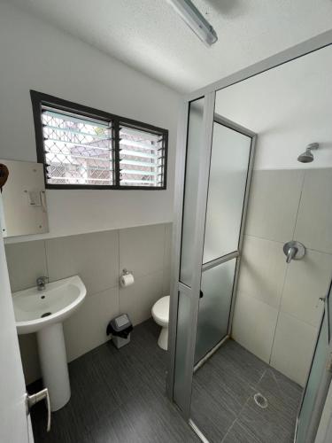 苏瓦Island Accommodation Suva Premier Hospitality的浴室配有卫生间、盥洗盆和淋浴。