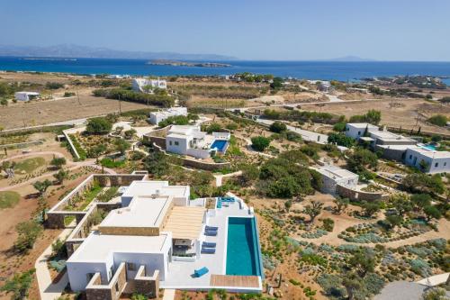 帕罗斯岛ELEONAS Paros estate - villas with partially private pools & professional tennis court的享有带游泳池的别墅的空中景致