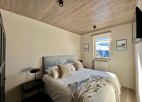 福米加尔Formigal 360的一间卧室设有一张带木制天花板的大床