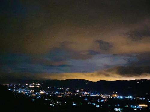 Tiên HaiNacasoo hill的夜晚带灯光的城市景观