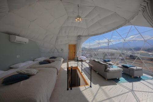 富士河口湖Glamping Dome YOSHIMURA的带沙发和大窗户的客厅