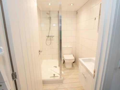 基德灵顿Pass the Keys Stylish apartment in peaceful Oxfordshire suburb的带淋浴和卫生间的白色浴室