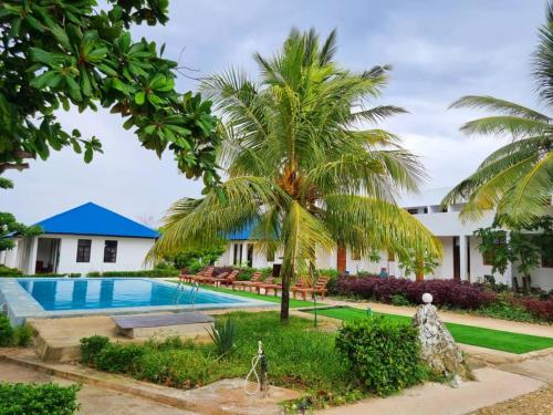 南威吉戈韦德尼别墅的一座别墅,设有游泳池和棕榈树