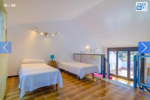 罗列特海岸Casa Mendi en Lloret de Mar的一间客房内配有两张床的房间