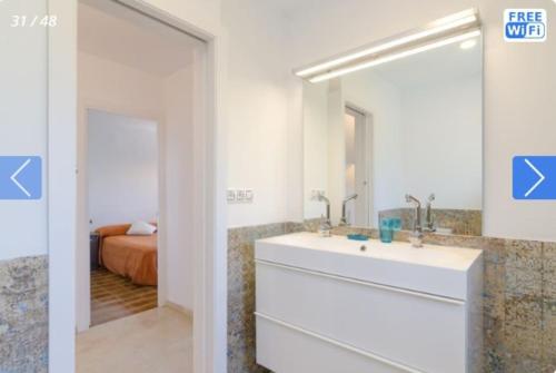 罗列特海岸Casa Mendi en Lloret de Mar的一间带水槽和镜子的浴室